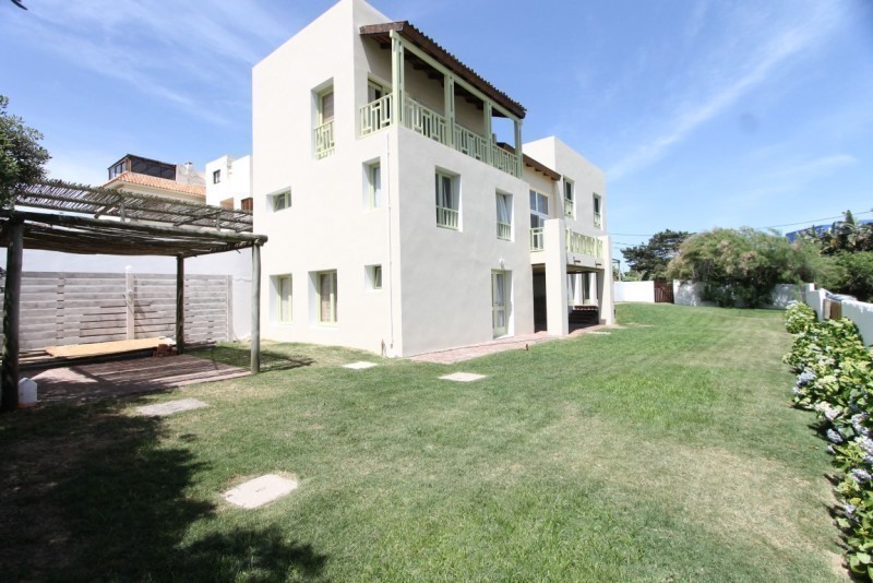 Cómoda casa en alquiler a pasitos del agua en La Barra.